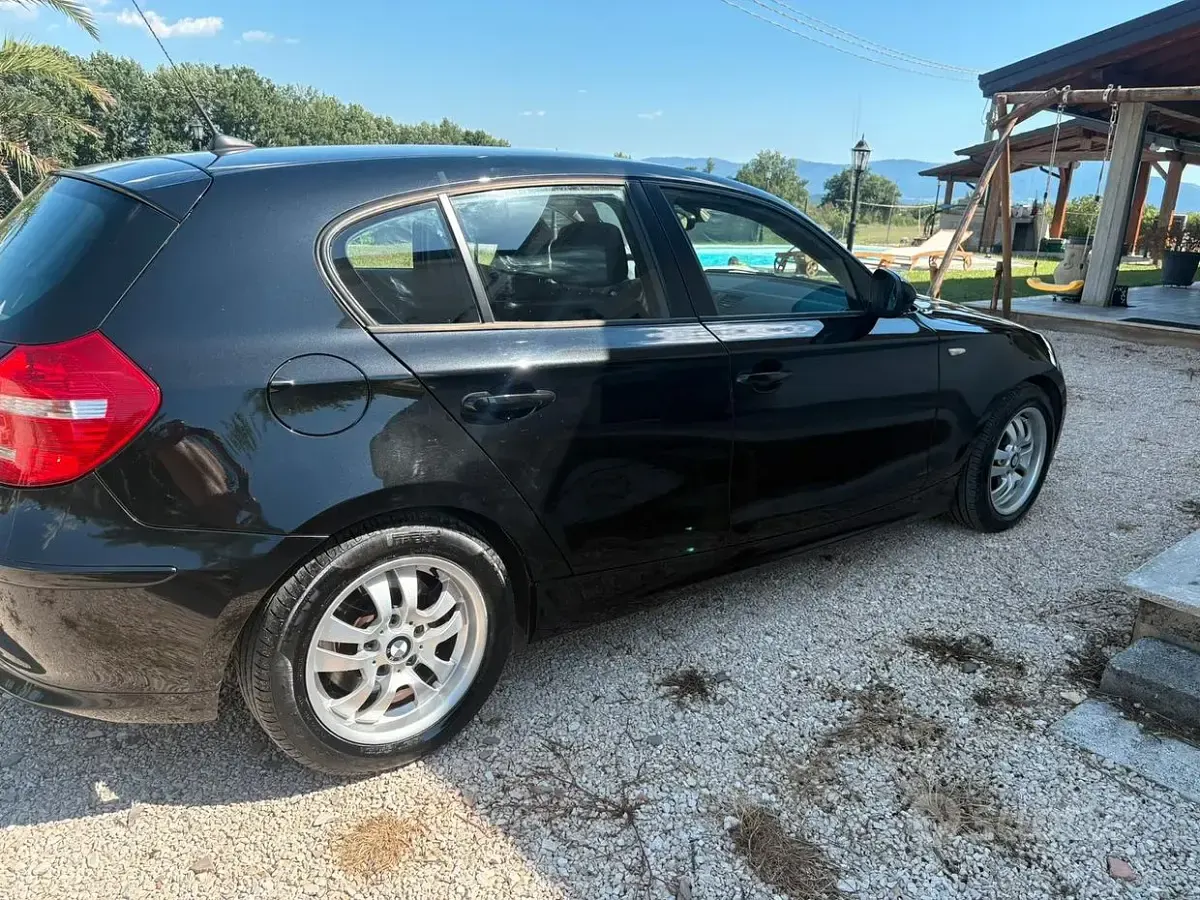 Usata BMW 118 143 CV (105 kW) 2011 Nero Utilitaria