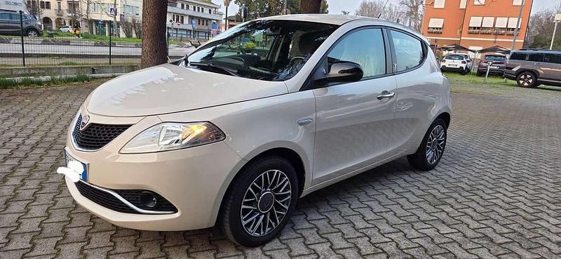 Usata Lancia Ypsilon 69 CV (50 kW) 2015 Beige Utilitaria