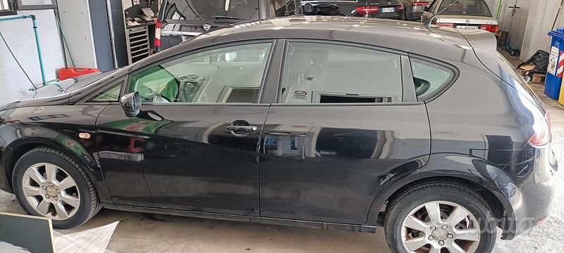 Usata Seat Leon 105 CV (77 kW) 2009 Nero Utilitaria