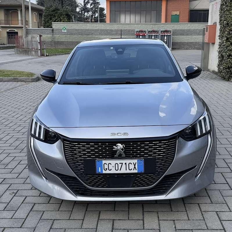 Usata Peugeot 208 GT-line 101 CV (74 kW) 2020 Argento Utilitaria