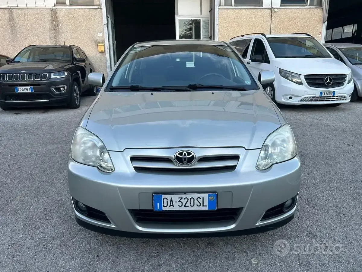 Usata Toyota Corolla 90 CV (66 kW) 2006 Grigio Berlina