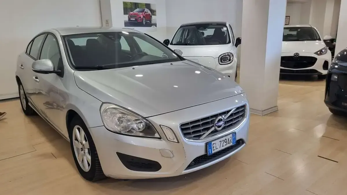 Usata Volvo S60 Momentum 163 CV (119 kW) 2012 Argento Berlina