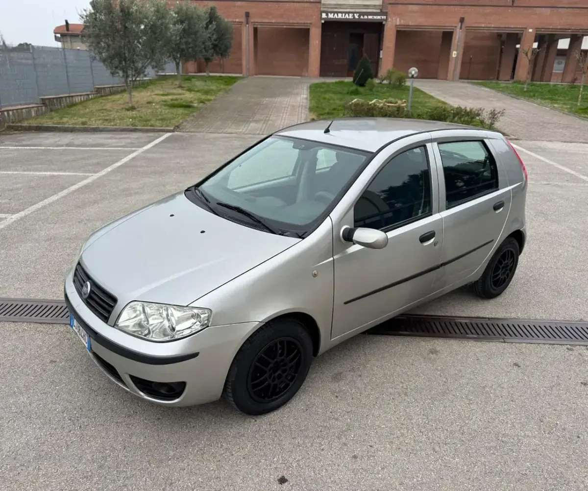 Usata Fiat Punto Dynamic 60 CV (44 kW) 2003 Argento Utilitaria