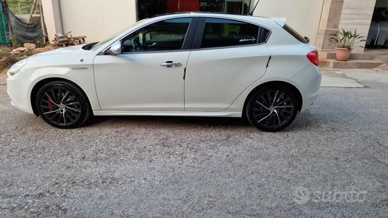 Bianco Usata 2014 Alfa Romeo Giulietta Exclusive Due volumi | 9499 € (Cara) - Immagine 1/4