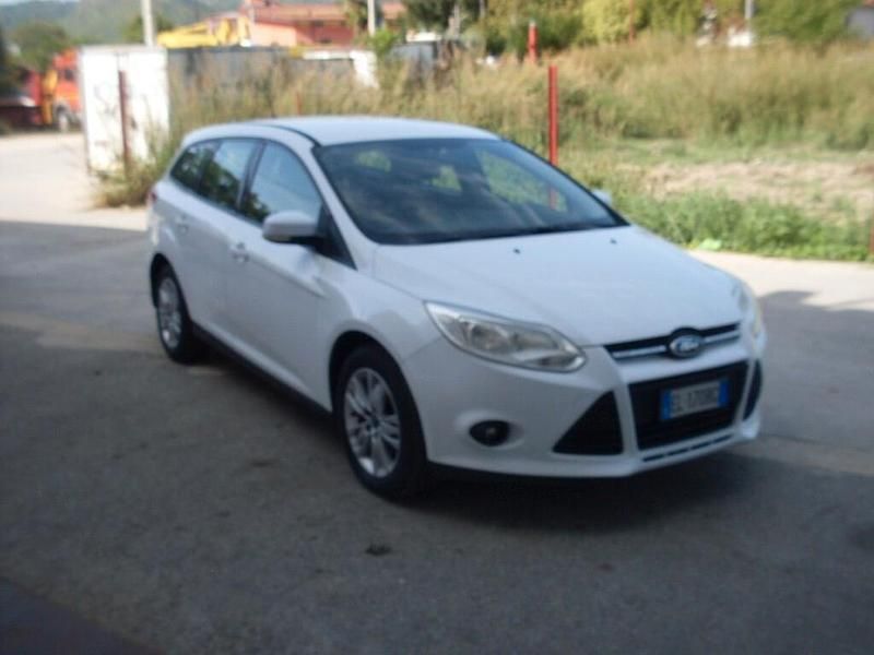 Usata Ford Focus 115 CV (84 kW) 2011 Bianco Station wagon