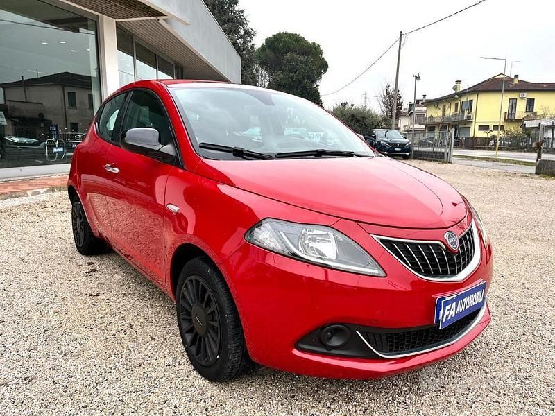 Usata Lancia Ypsilon Silver 69 CV (50 kW) 2022 Rosso Utilitaria