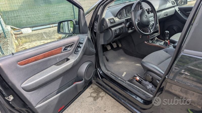 Usata Mercedes A180 Elegance 109 CV (80 kW) 2011 Nero Berlina