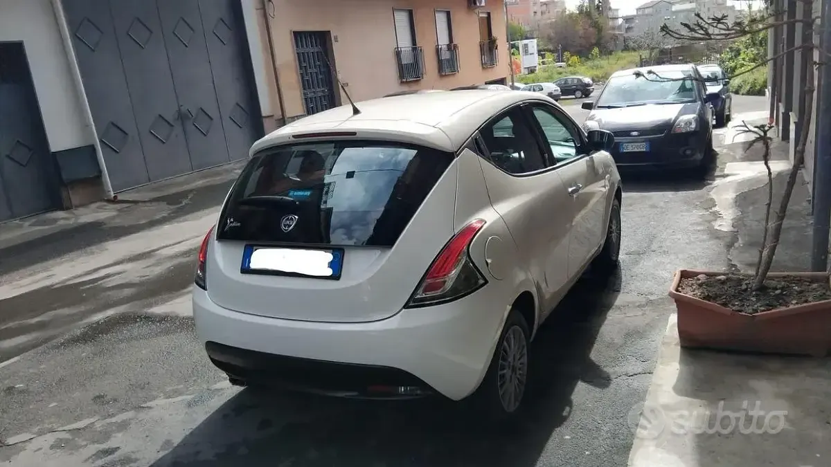 Usata Lancia Ypsilon 95 CV (69 kW) 2013 Bianco Utilitaria