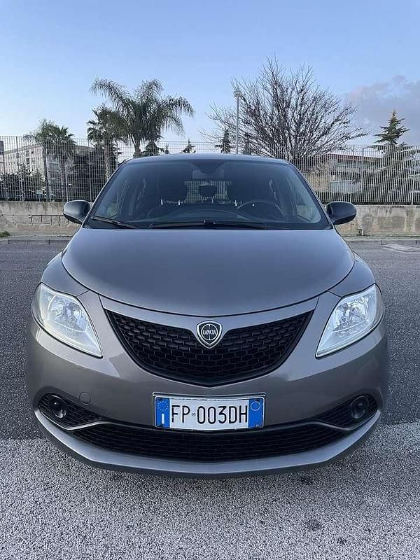 Usata Lancia Ypsilon Platinum 69 CV (50 kW) 2018 Grigio Utilitaria