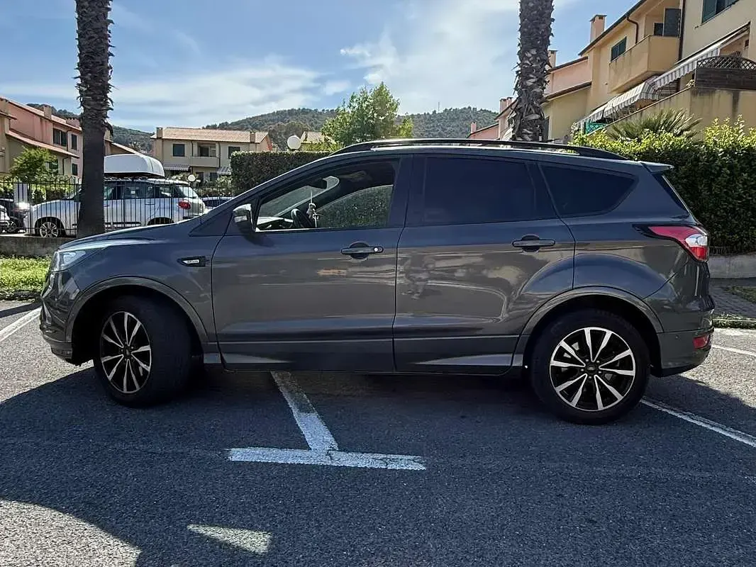 Usata Ford Kuga ST-Line 120 CV (88 kW) 2017 Grigio SUV