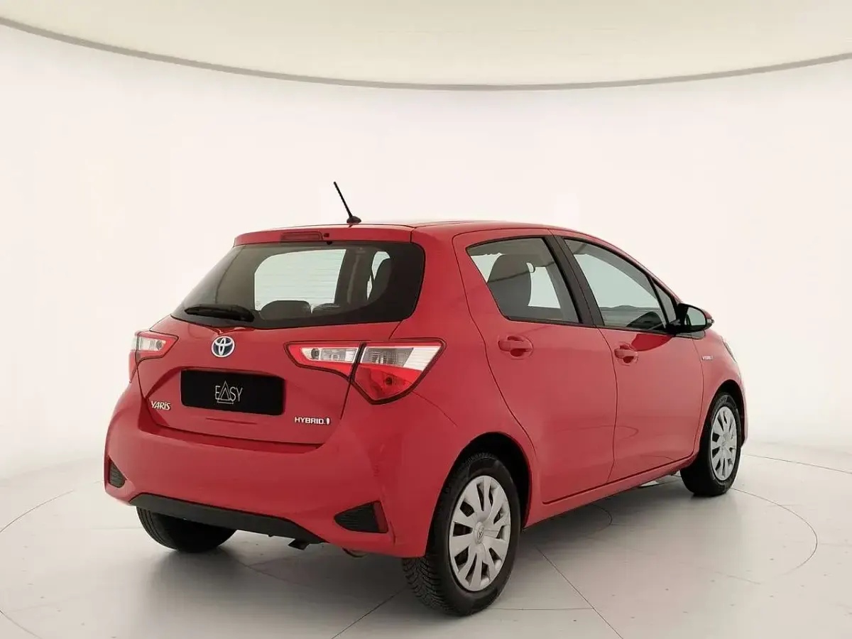 Usata Toyota Yaris Hybrid Active 73 CV (53 kW) 2017 Rosso Berlina