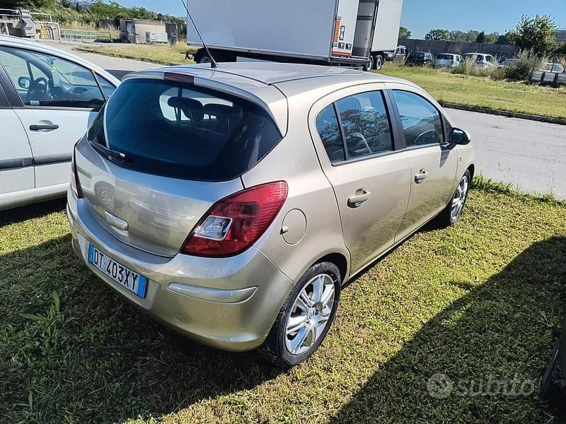 Usata Opel Corsa 80 CV (58 kW) 2009 Oro Berlina