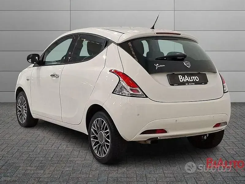 Usata Lancia Ypsilon Gold 69 CV (50 kW) 2017 Bianco Utilitaria