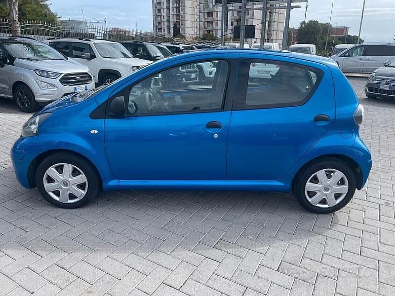 Usata Toyota Aygo 68 CV (50 kW) 2011 Blu Utilitaria