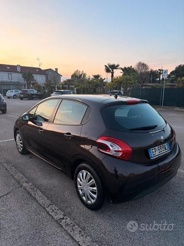 Usata Peugeot 208 Active 68 CV (50 kW) 2012 Marrone Utilitaria