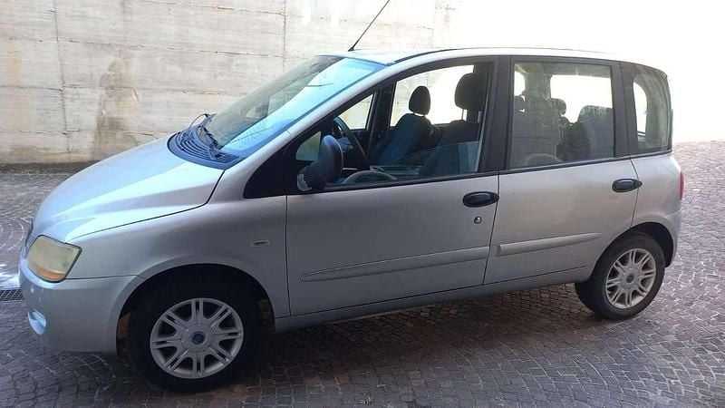 Usata Fiat Multipla Dynamic 92 CV (67 kW) 2005 Argento Monovolume
