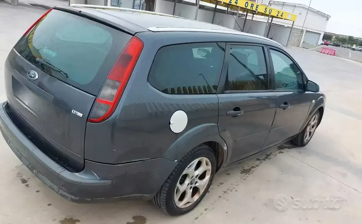 Usata Ford Focus 90 CV (66 kW) 2007 Grigio Station wagon