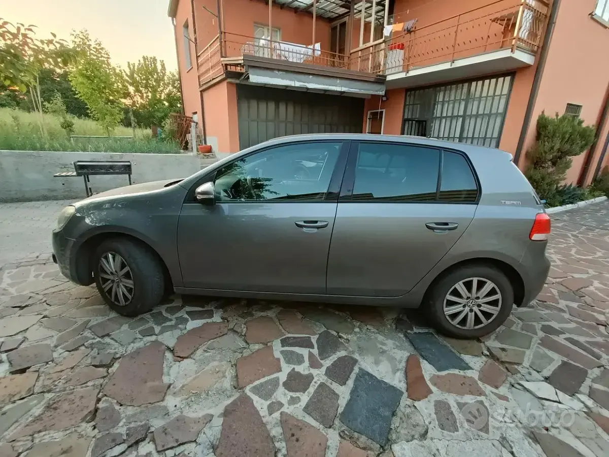 Usata VW Golf VI 105 CV (77 kW) 2011 Grigio Utilitaria
