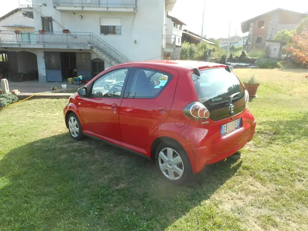 Usata Toyota Aygo 68 CV (50 kW) 2009 Rosso Utilitaria