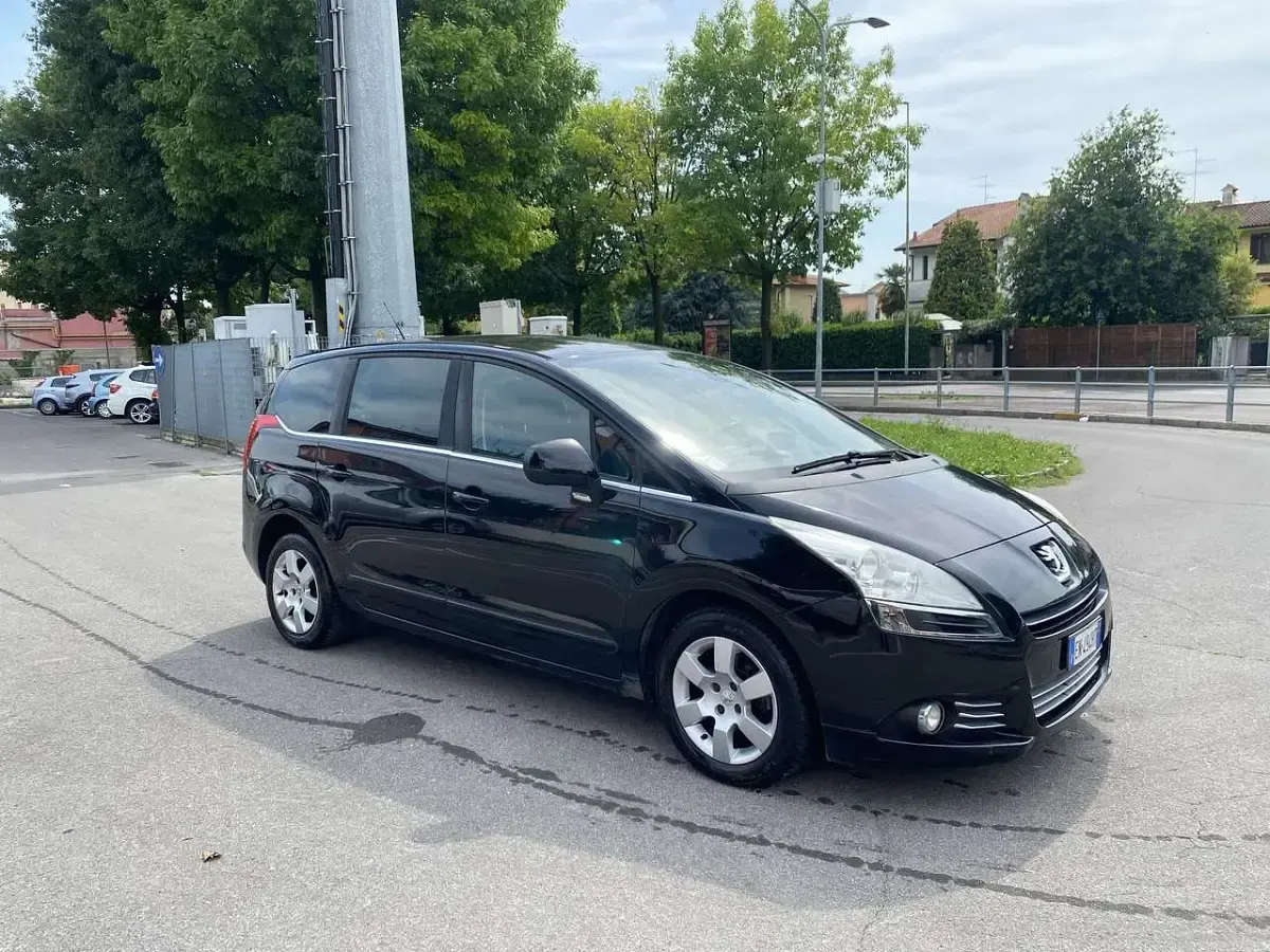 Usata Peugeot 5008 Premium 111 CV (81 kW) 2012 Nero Monovolume