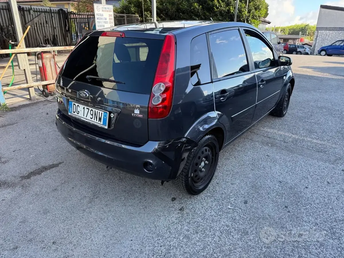 Gebraucht Ford Fiesta Ghia 90 PS (66 kW) 2007 Grau Kleinwagen