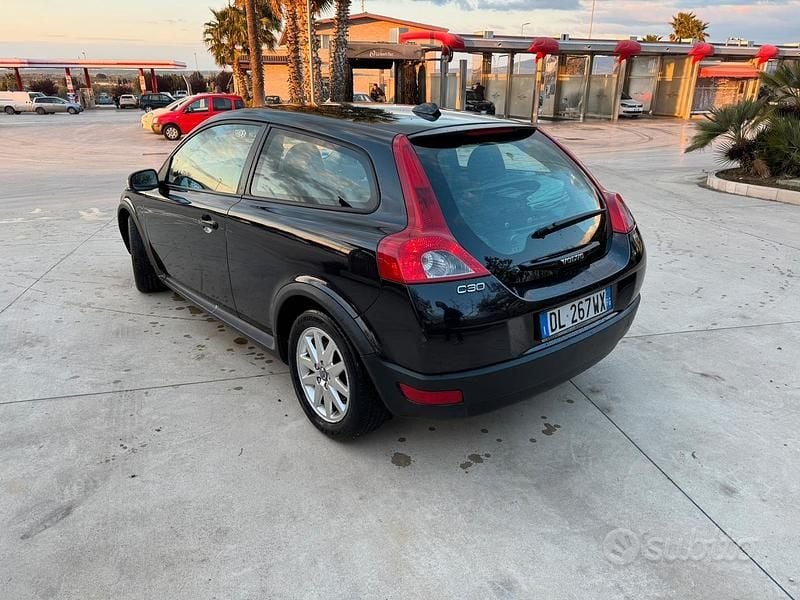 Usata Volvo C30 109 CV (80 kW) 2007 Nero Utilitaria