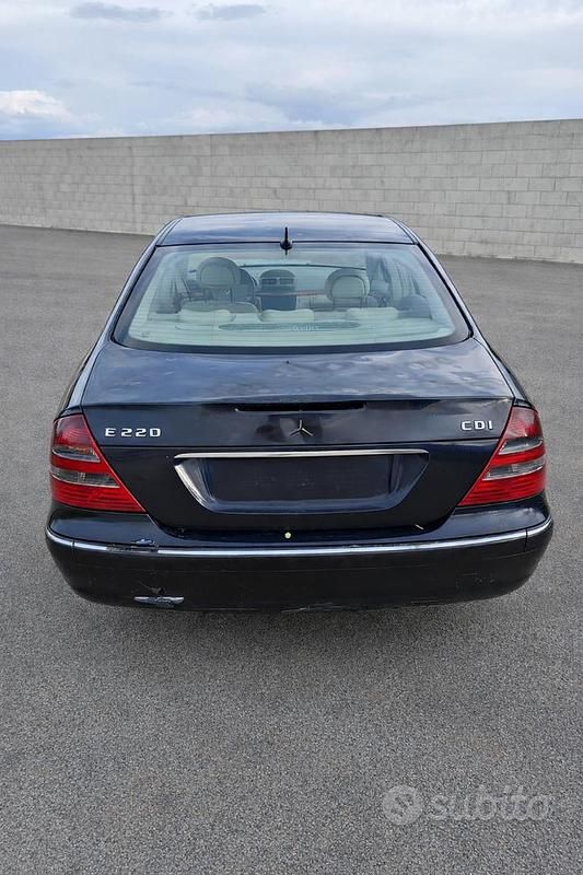 Usata Mercedes E220 150 CV (110 kW) 2002 Blu