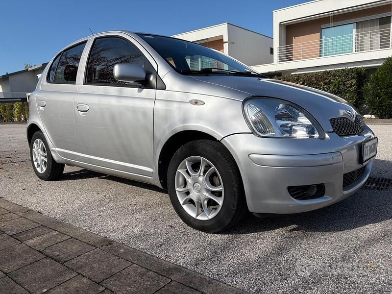 Usata 2005 Toyota Yaris Tre volumi | 2900 € (Buon prezzo) - Immagine 1/4