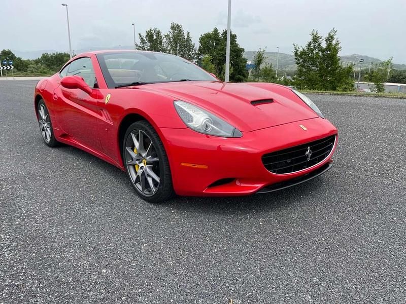 Rosso Usata 2011 Ferrari California Cabrio | 110.000 € (Buon prezzo) - Immagine 1/4