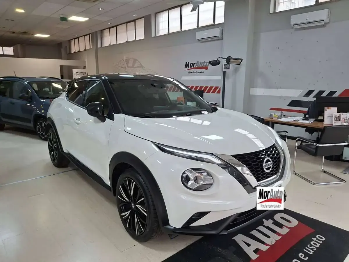 Usata Nissan Juke N-Connecta 117 CV (86 kW) 2021 Bianco tetto specchietti neri SUV