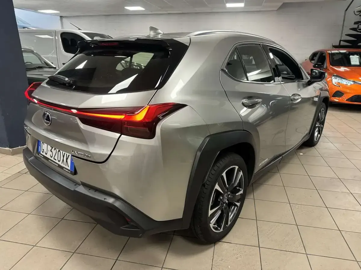 Usata Lexus UX Business Edition 145 CV (106 kW) 2022 Grigio SUV