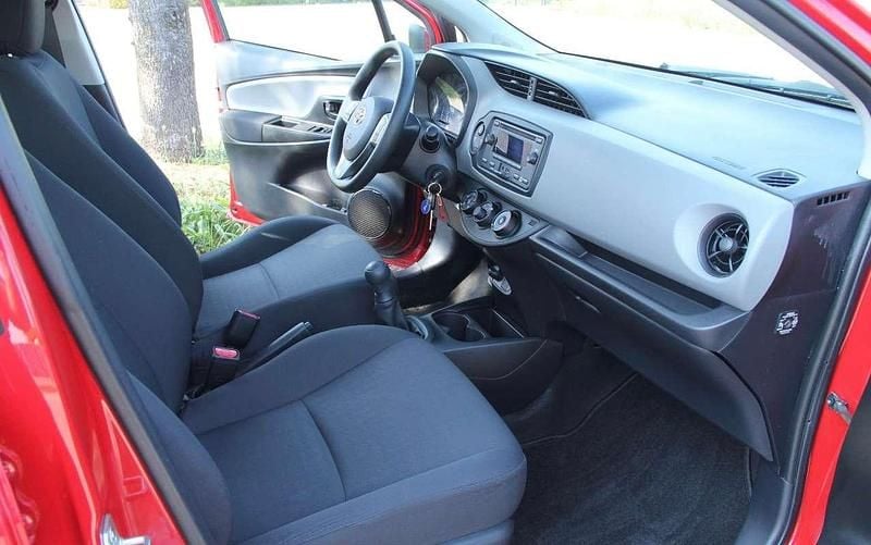 Usata Toyota Yaris Cool 72 CV (52 kW) 2019 Rosso Berlina