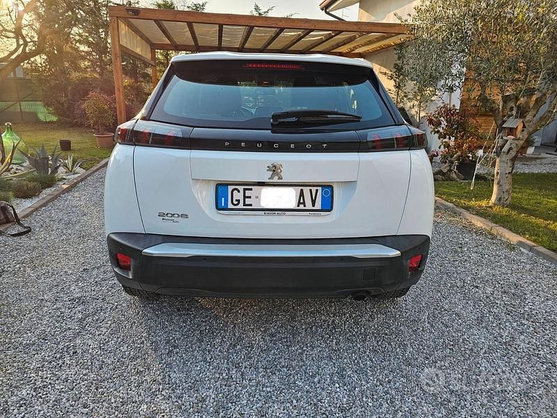 Usata Peugeot 2008 Active 100 CV (73 kW) 2021 Bianco SUV