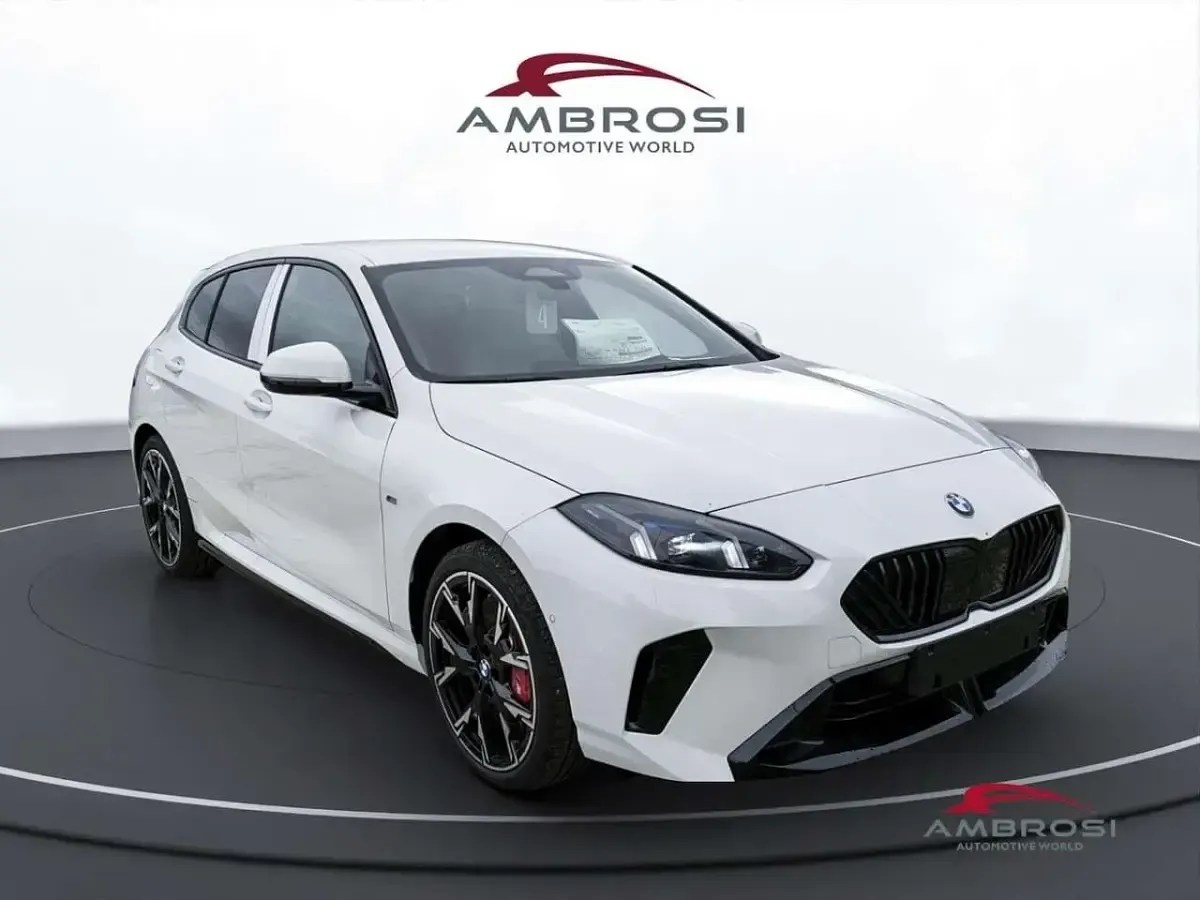 Nuova BMW 118 M Sport 150 CV (110 kW) 2026 Alpin white pastello Utilitaria