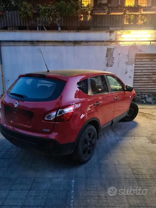Rosso Usata 2011 Nissan Qashqai SUV | 4700 € (Ottimo prezzo) - Immagine 1/4