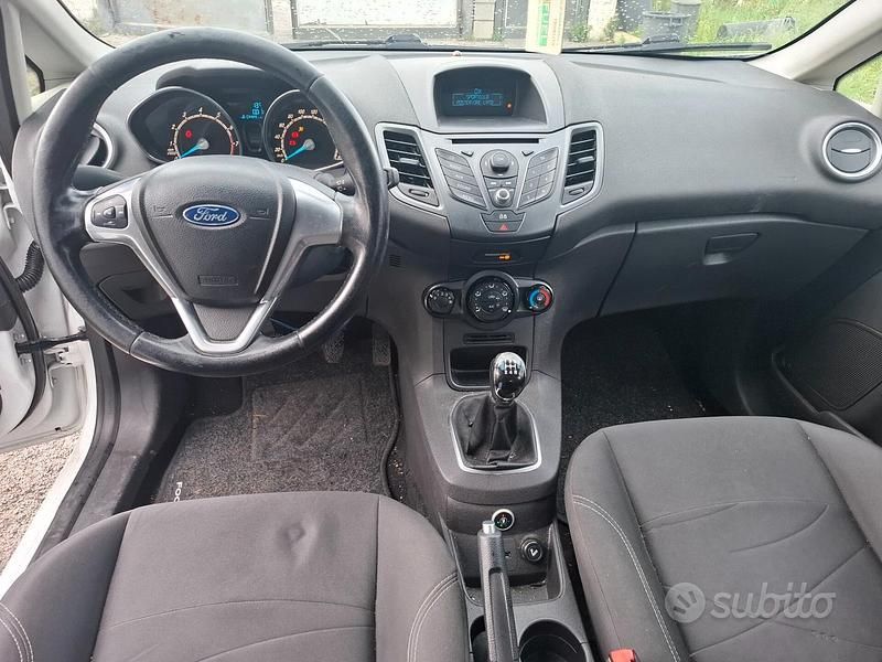 Usata Ford Fiesta Titanium 92 CV (67 kW) 2013 Bianco Utilitaria