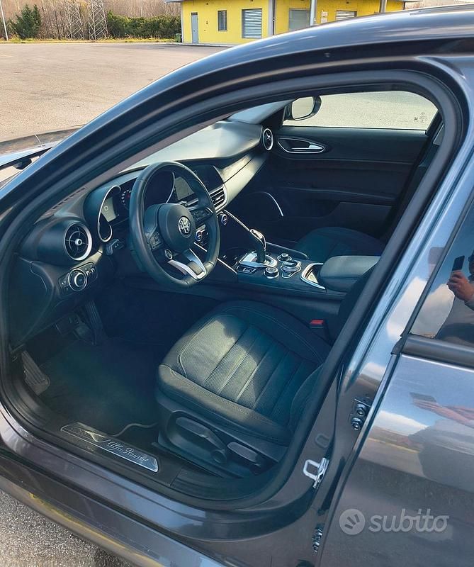 Usata Alfa Romeo Giulia 160 CV (117 kW) 2018 Marrone Berlina