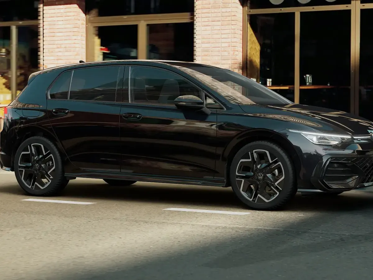 Nuova VW Golf VIII R-line Plus 150 CV (110 kW) 2026 Grenadill black metallizzato Berlina