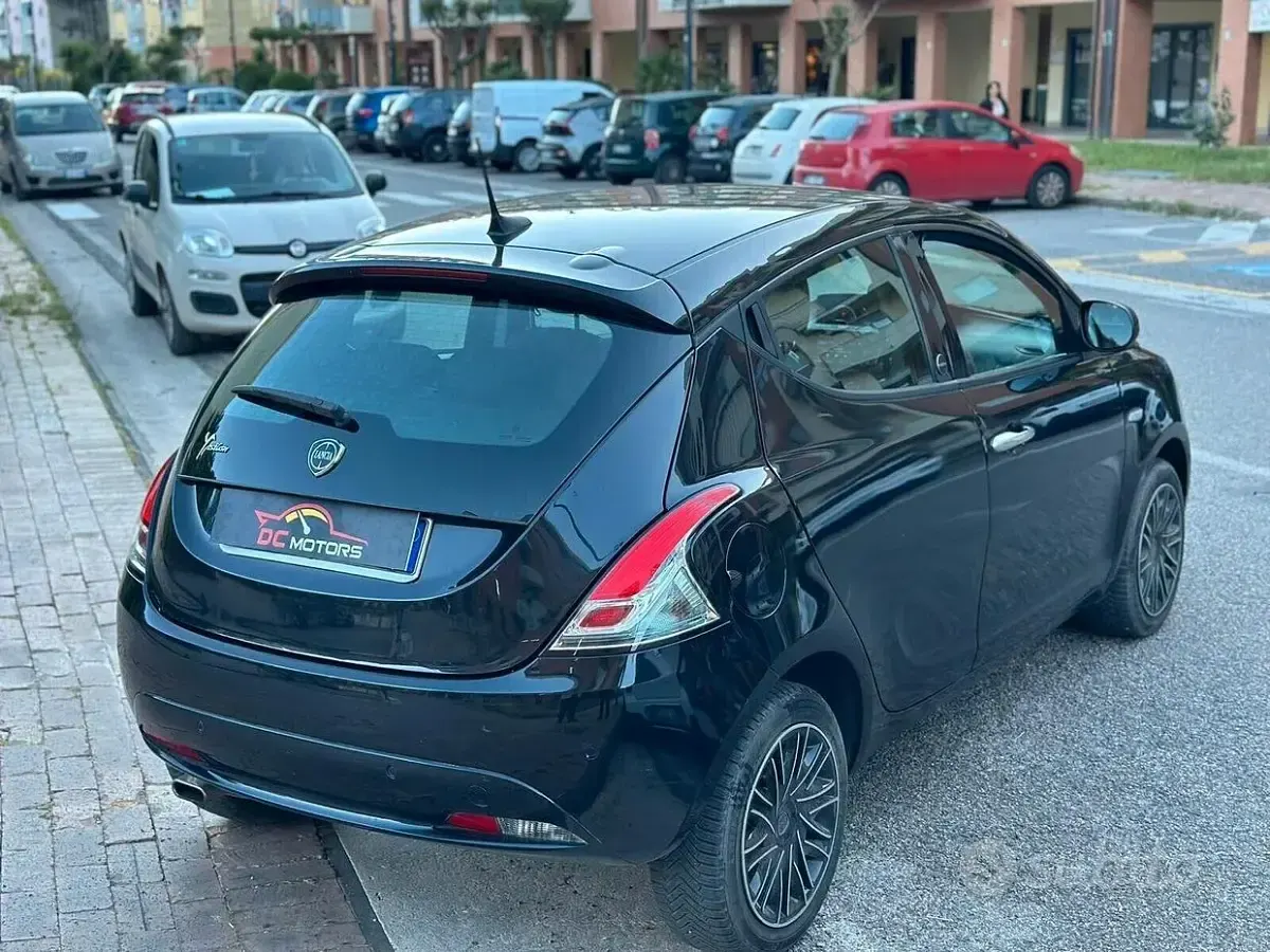 Usata Lancia Ypsilon Gold 69 CV (50 kW) 2021 Nero Utilitaria