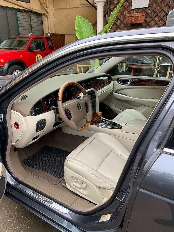 Usata Jaguar XJ8 258 CV (189 kW) 2004 Grigio Berlina