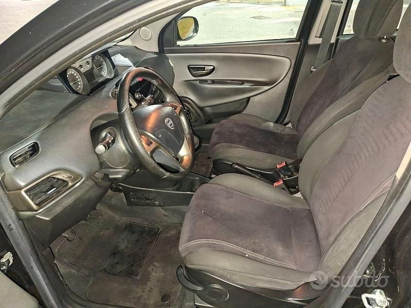 Usata Lancia Ypsilon 60 CV (44 kW) 2015 Nero Utilitaria