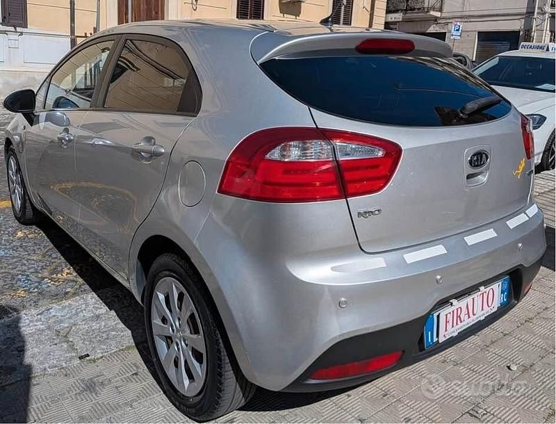 Usado Kia Rio EX 90 HP (66 kW) 2011 Cinzento Sedan