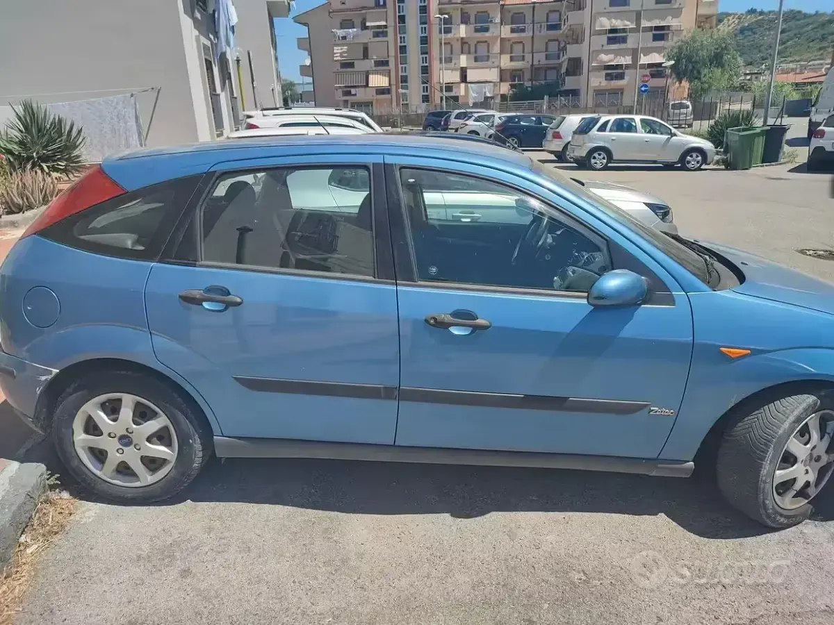 Usata Ford Focus 90 CV (66 kW) 2001 Bluazzurro Berlina