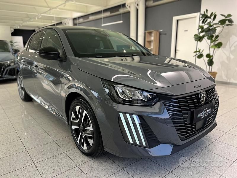 Usata Peugeot 208 Allure 101 CV (74 kW) 2025 Grigio selenium Utilitaria