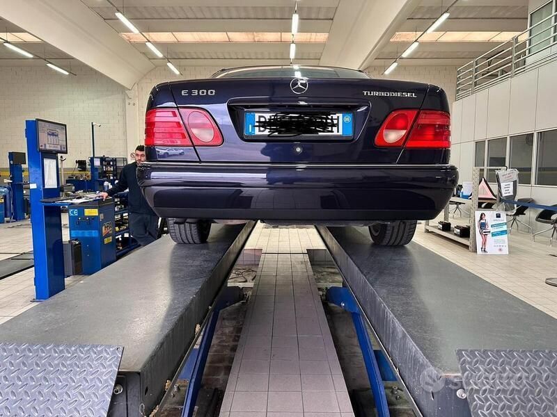 Usata Mercedes E300 Avantgarde 177 CV (130 kW) 1998 Blu Berlina