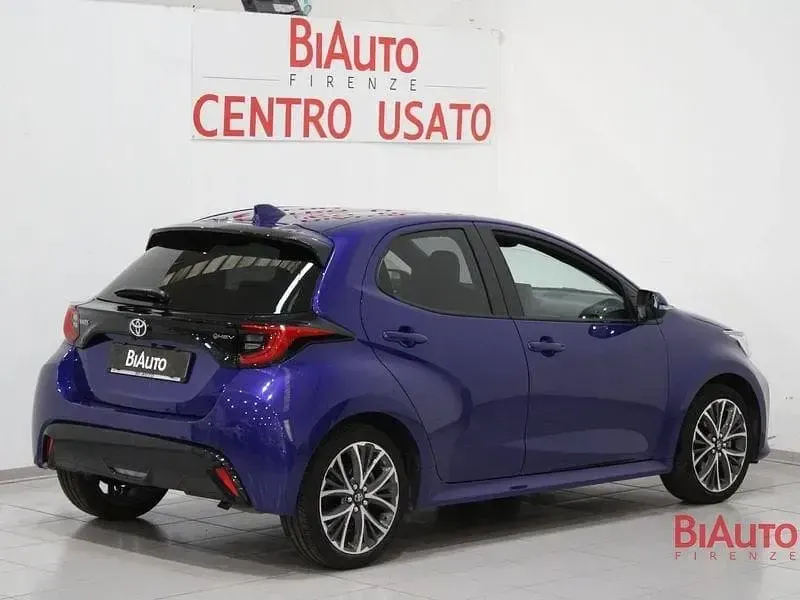 Usata Toyota Yaris Hybrid Lounge 130 CV (95 kW) 2025 Blu Berlina
