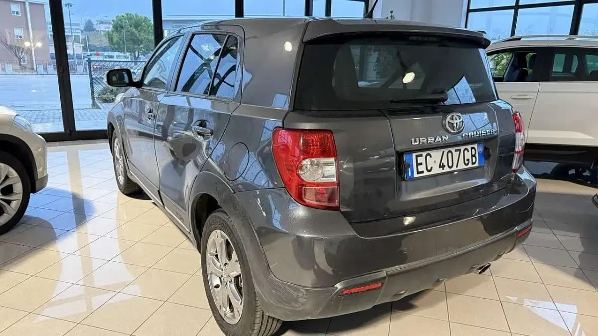 Usata Toyota Urban Cruiser Luxury 90 CV (66 kW) 2010 Grigio Utilitaria