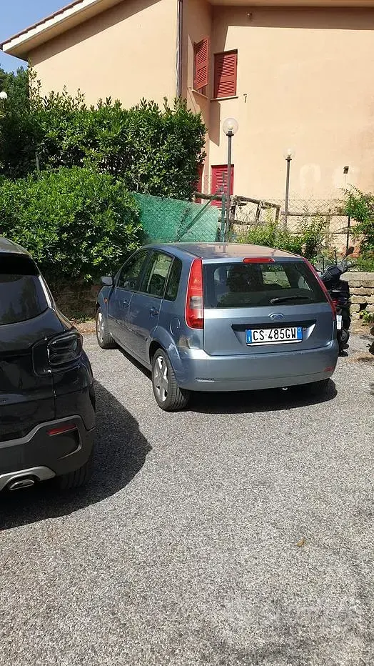 Usata Ford Fiesta 68 CV (50 kW) 2004 Bluazzurro Utilitaria