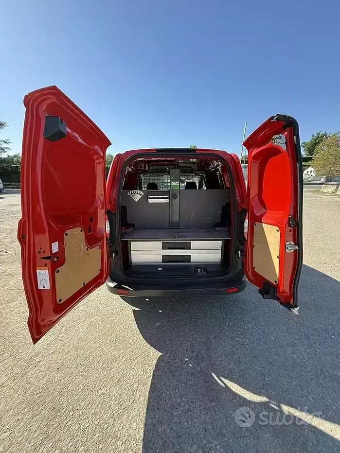 Usata Ford Courier 75 CV (55 kW) 2018 Rosso Monovolume