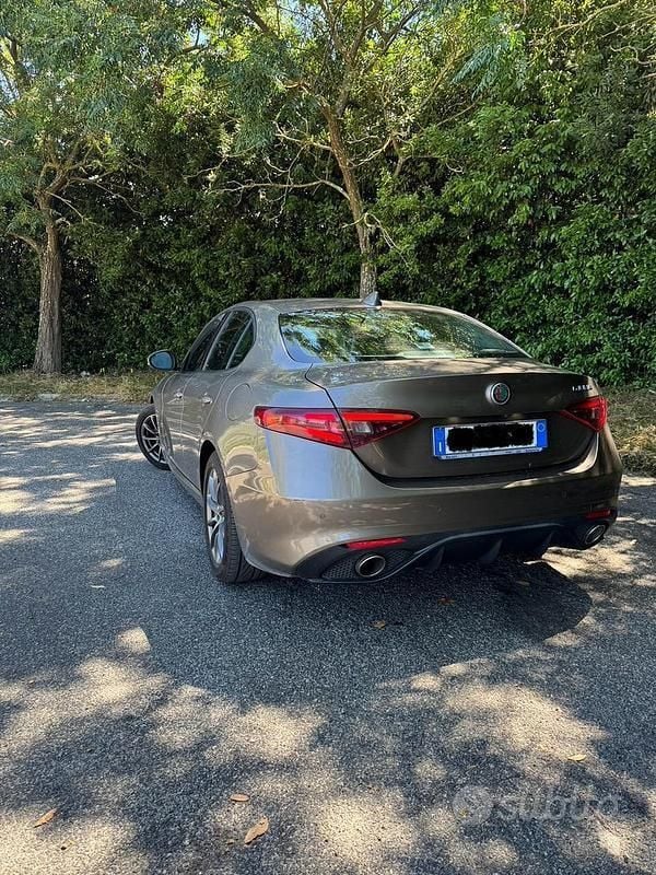 Usata Alfa Romeo Giulia 160 CV (117 kW) 2018 Marrone Berlina